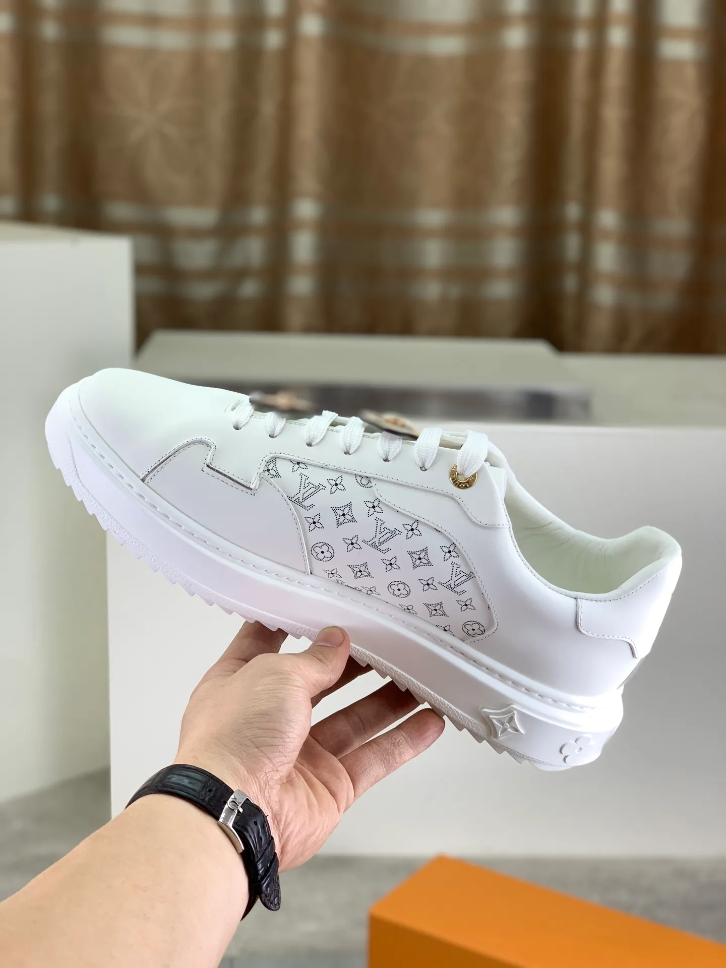 Factory price P700 💶 Top version [LOUIS VUITTON] Couple 🧑‍🤝‍🧑 Craftsman style Counter series (original order) New style 🍀LV Louis Vuitton - top version LV classic high-top trendy shoes! Made of imported original craft calfskin, original breathable lining, and original wear-resistant, lightweight, high-end TPU outsole! High quality products! 3️⃣ colors available, code numbers: female 35-39, male 39-44 (female 40, male 45 46 customized)